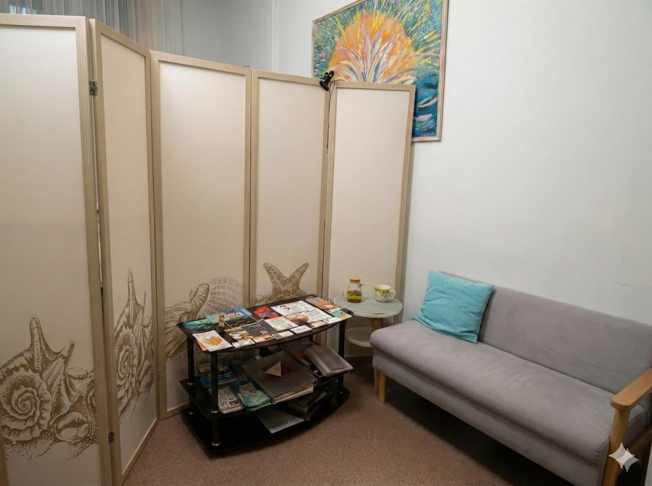 Уютная зона ожидания для клиентов студии Пробуждение